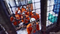 Ada sekitar 62 tahanan di Polres Pelabuhan Tanjung Perak saat mengikuti tausyiah dan juga buka bersama.