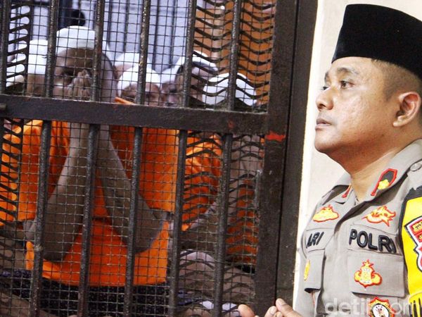 Momen Puluhan Tahanan Polres Pelabuhan Tanjung Perak Melebur Saat Buka Bersama