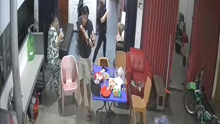 Tangkapan layar momen FL mengancam polisi dengan golok