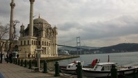 Tak hanya Selat Bosporus yang membuat masjid ini indah, Jembatan Bosphorus yang membentang diantara masjid juga menjadi ciri yang khas.
