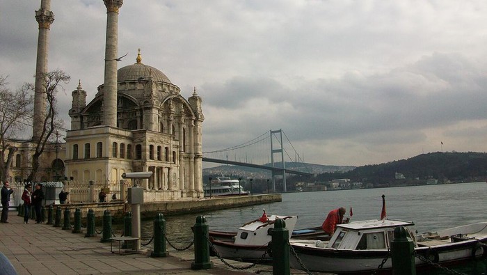 Terpukau Masjid Indah di Selat Bosporus Turki