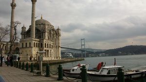 Terpukau Masjid Indah di Selat Bosporus Turki