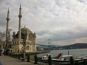 Terpukau Masjid Indah di Selat Bosporus Turki