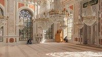 Jika dilihat dari arsitekturnya masjid ini memiliki gaya Turki dengan sedikit sentuhan Utsmaniyah.