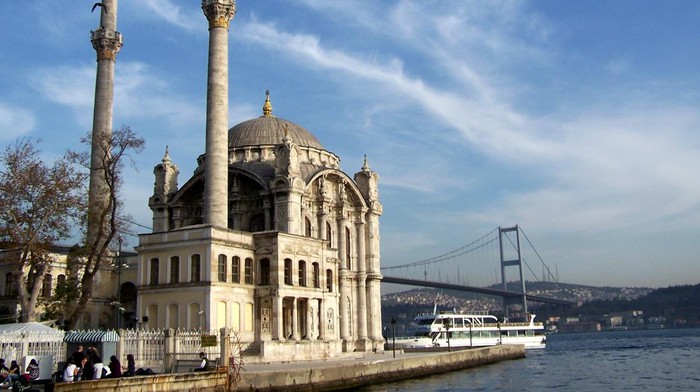 Terpukau Masjid Indah di Selat Bosporus Turki Terpukau Masjid Indah di Selat Bosporus Turki