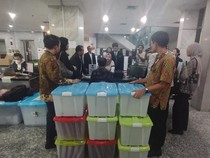 Tim Hukum Ganjar-Mahfud Serahkan 15 Kontainer Bukti Tambahan ke MK