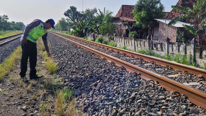 TKP kejadian pemotor meninggal tertabrak kereta api di Jalan Umum Desa Karangawen, Demak, Selasa (26/3/2024).