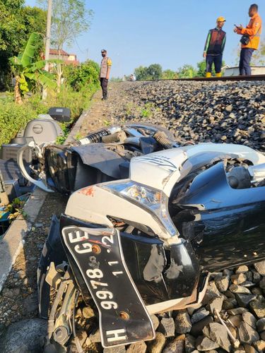 TKP kejadian pemotor meninggal tertabrak kereta api di Jalan Umum Desa Karangawen, Demak, Selasa (26/3/2024).
