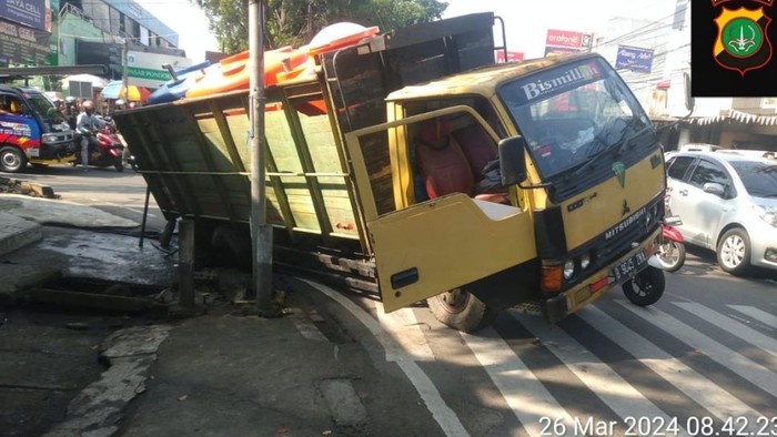 Truk Tersungkur di Cilandak, Lalu Lintas Terhambat