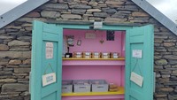Begini tampilan salah satu kulkas kue bernama Emma’s Cake Corner. Berupa lemari berwarna cerah yang di dalamnya sudah penuh aneka kue manis. Foto: atlasobscura