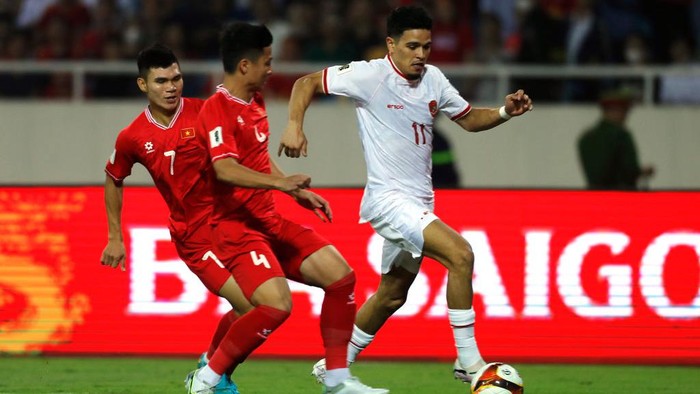 HANOI, VIETNAM - MARCH 26: Ragnar Oratmangoen of Indonesia controls the ball against Bui Tien Dung and Pham Xuan Manh of Vietnam during the FIFA World Cup Asian second qualifier Group F match between Vietnam and Indonesia at My Dinh National Stadium on March 26, 2024 in Hanoi, Vietnam. (Photo by Minh Hoang/Getty Images)