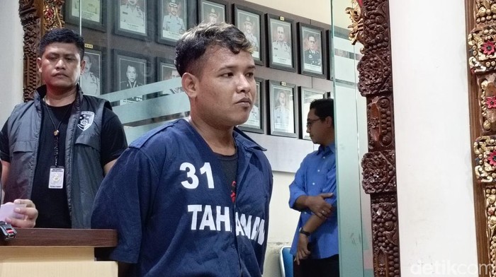 Ahmad Ridwan, pria yang ayunkan celurit di Jatingaleh Semarang saat dihadirkan dalam rilis pers Polrestabes Semarang, Selasa (26/3/2024).