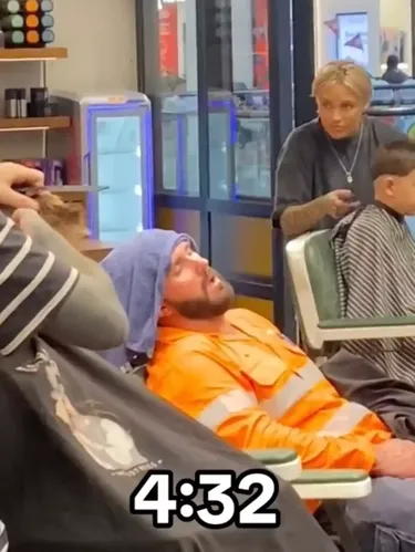Viral Pria Tertidur 3 Jam Saat di Salon.