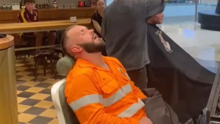 Viral Pria Tertidur 3 Jam Saat di Salon.