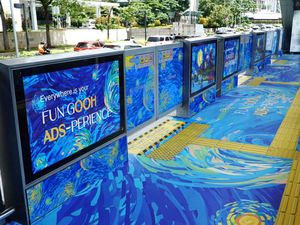 Wah, Halte TransJakarta Disulap Jadi Pameran Seni Dadakan!