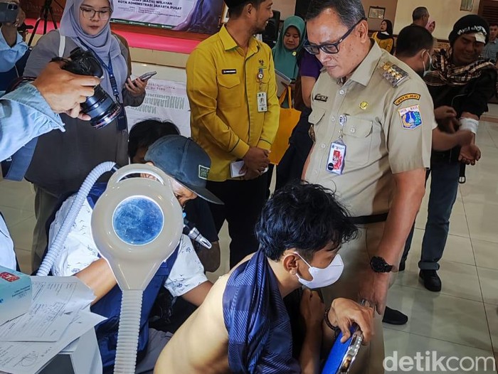 Wali Kota Jakarta Pusat Dhany Sukma dalam kegiatan Baznas DKI yakni layanan penghapusan tato gratis, 26 Maret 2024. (Kurniawan Fadilah/detikcom)