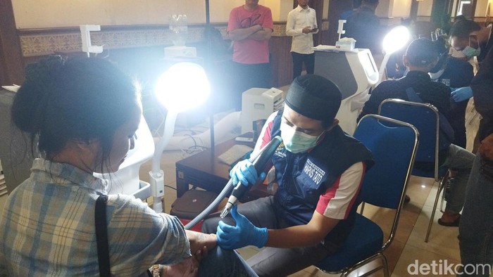 Warga antusias mengikuti layanan hapus tato gratis di kantor Wali Kota Jakpus yang diadakan Baznas. (Kurniawan F/detikcom)