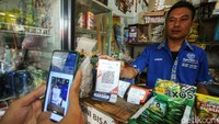 Meski berada di perkampungan, Somad menyebut 30 persen pelanggannya sudah menggunakan pembayaran QRIS. Hal itu membuatnya tak repot lagi menyiapkan uang kembalian bahkan uangnya langsung masuk ke rekening untuk tabungan.  