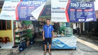 Somad (42), membuka usaha kelontong di Kampung Tenggilis, Mustika Jaya, Bekasi, sejak 2011 silam. Warung kelontongnya berada cukup strategis karena terhimpit oleh perumahan dan perkampungan sehingga mampu mendatangkan pelanggan yang cukup banyak.