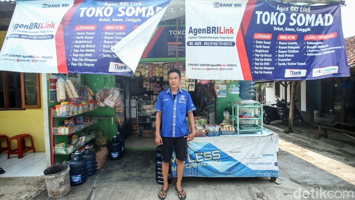 Warung Kelontong Somad Mudahkan Gamers di Kampung Bekasi Somad (42), membuka usaha kelontong sejak tahun 2011 di Kampung Tenggilis, Mustika Jaya, Bekasi. Warung kelontongnya berada cukup strategis karena terhipit oleh perumahan dan perkampungan sehingga mampu mendatangkan pelanggan yang cukup banyak.
