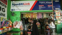 Lokasi yang berada di perkampungan ini cukup jauh dari ritel modern bak Alfamart dan Indomaret sehingga membuat warga lebih mudah menjangkau warung kelontong milik Somad. Ditambah warungnya buka sejak pukul 06.00 WIB hingga 23.00 WIB sehingga urusan transfer uang bisa dengan mudah dilayaninya.  