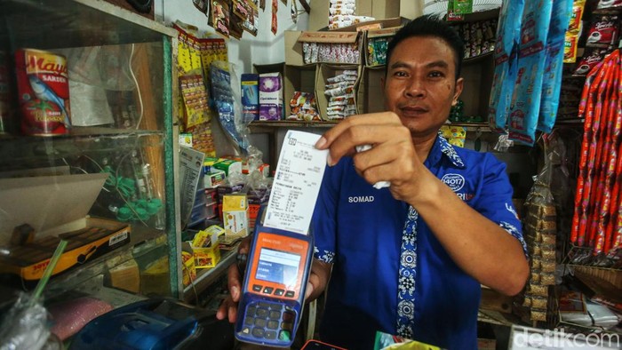 Somad (42), membuka usaha kelontong sejak tahun 2011 di Kampung Tenggilis, Mustika Jaya, Bekasi. Warung kelontongnya berada cukup strategis karena terhipit oleh perumahan dan perkampungan sehingga mampu mendatangkan pelanggan yang cukup banyak.