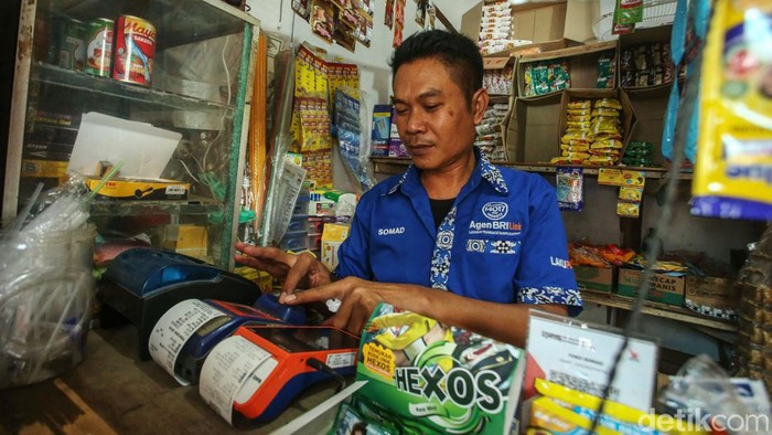 Somad (42), membuka usaha kelontong sejak tahun 2011 di Kampung Tenggilis, Mustika Jaya, Bekasi. Warung kelontongnya berada cukup strategis karena terhipit oleh perumahan dan perkampungan sehingga mampu mendatangkan pelanggan yang cukup banyak.
