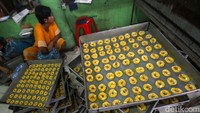 Dalam satu hari, tempat ini mampu memproduksi sebanyak 144 kilogram kue kering untuk memenuhi kebutuhan lebaran para pelanggan.  