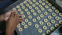 Beberapa jenis kue kering skala rumahan tersedia seperti kue nastar, putri salju dan kastengel.  