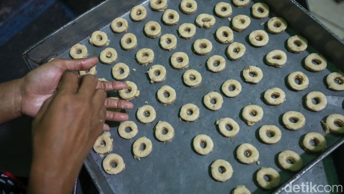 Permintaan kue kering meningkat tajam jelang Lebaran 2024. Usaha kue kering di Jakarta ini mampu memproduksi sebanyak 144 kilogram kue kering/hari.