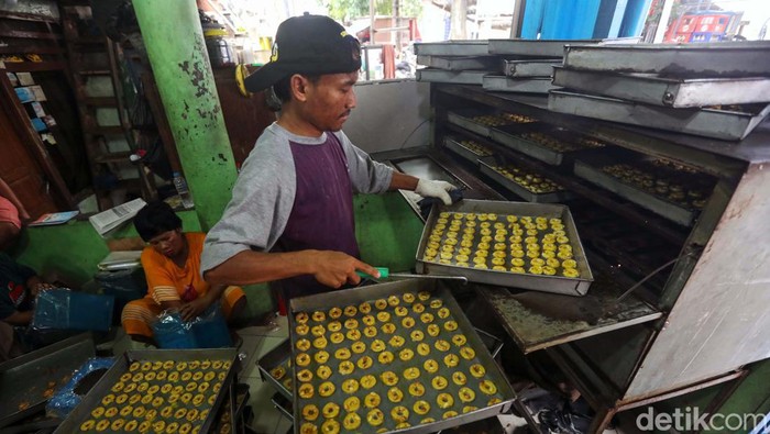 Permintaan kue kering meningkat tajam jelang Lebaran 2024. Usaha kue kering di Jakarta ini mampu memproduksi sebanyak 144 kilogram kue kering/hari.