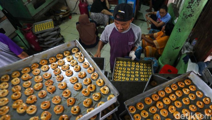 Wow! Jelang Lebaran Industri Rumahan Ini Produksi Kue Kering 144 Kg/Hari Permintaan kue kering meningkat tajam jelang Lebaran 2024. Usaha kue kering di Jakarta ini mampu memproduksi sebanyak 144 kilogram kue kering/hari.