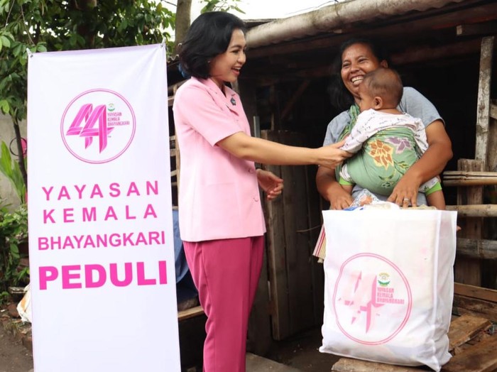 Yayasan Kemala Bhayangkari bagi paket sembako ke janda dan duafa Kota Mojokerto