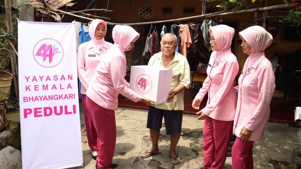 Yayasan Kemala Bhayangkari bagi paket sembako ke janda dan duafa Kota Mojokerto