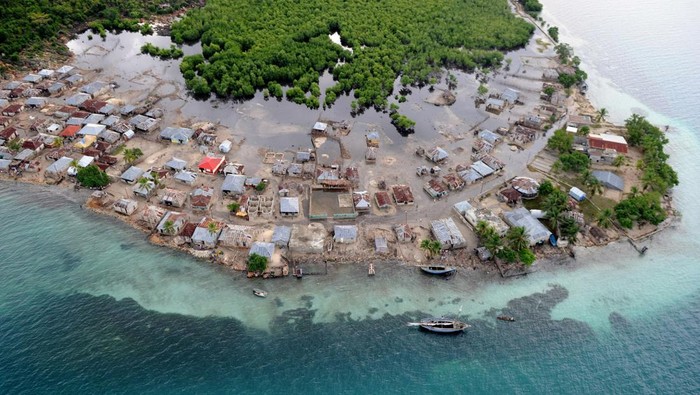 106606307 PORT-AU-PRINCE, HAITI - NOVEMBER 6:  In this handout image provided by the U.S. Navy, an aerial view from a reconnaissance flight from the multi-purpose amphibious assault ship USS Iwo Jima shows damage caused by Hurricane Tomas November 6, 2010 in Port-au-Prince, Haiti. Iwo Jima is preparing to support the Government of Haiti, the UN Stabilization Mission in Haiti and the U.S. Agency for International Relief.  (Photo by Mass Communication Specialist 2nd Class JBryan Weyers/U.S. Navy via Getty Images)