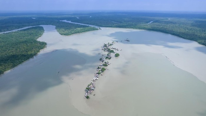 1628177380 House is seen almost damaged after a heavy storm in a coastal area at Khulna, Bangladesh on August 17, 2023 .  Not too long ago Kalabogi, a coastal village in Bangladesh, was full of cultivable land until the rising sea levels began to swallow the area all the way up to the Bay of Bengal. Frequent cyclones and floods hit the village since the late 1990s. In 2009, a major cyclone named Aila destroyed the country's 1,400 kilometres of embankments, 8,800 kilometres of roads, and about 3,50,000 acres of farmland. Several hundred people were reportedly killed in the disaster. The farmers of Kalabogi were the worst hit. As most of the village land was submerged in water, the people of Kalabogi built new homes on bamboo poles 4 to 5 feet above the ground. . (Photo by Kazi Salahuddin Razu/NurPhoto via Getty Images)