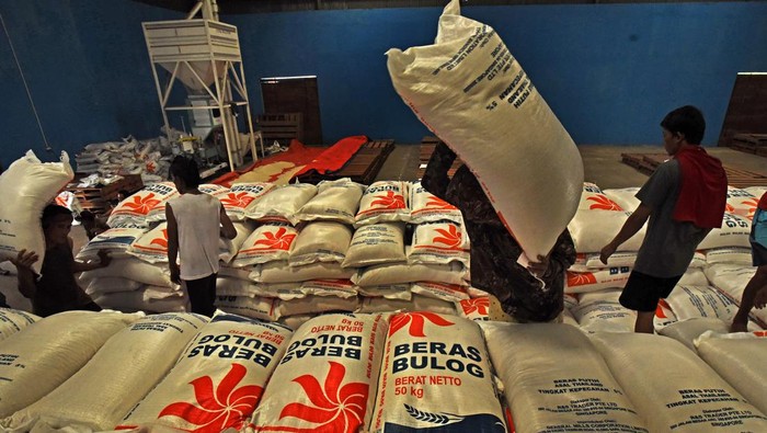 Sejumlah pekerja mengangkut beras impor dari Thailand yang baru tiba di gudang Bulog Banten, di Serang, Rabu (27/3/2024). Gudang Bulog setempat kembali menerima 17 ribu ton beras yang diimpor dari Thailand untuk memperkuat stok cadangan beras hingga lebaran. ANTARA FOTO/Asep Fathulrahman/nz