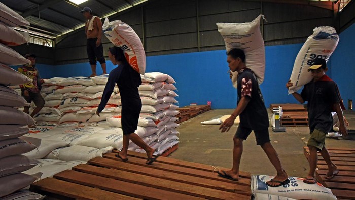 Sejumlah pekerja mengangkut beras impor dari Thailand yang baru tiba di gudang Bulog Banten, di Serang, Rabu (27/3/2024). Gudang Bulog setempat kembali menerima 17 ribu ton beras yang diimpor dari Thailand untuk memperkuat stok cadangan beras hingga lebaran. ANTARA FOTO/Asep Fathulrahman/nz