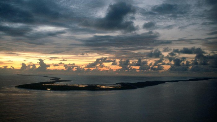 53043700 KIRIBATI - JANUARY 01:  The island of Kiribati in the South Pacific.  (Photo by Tim Graham/Getty Images)