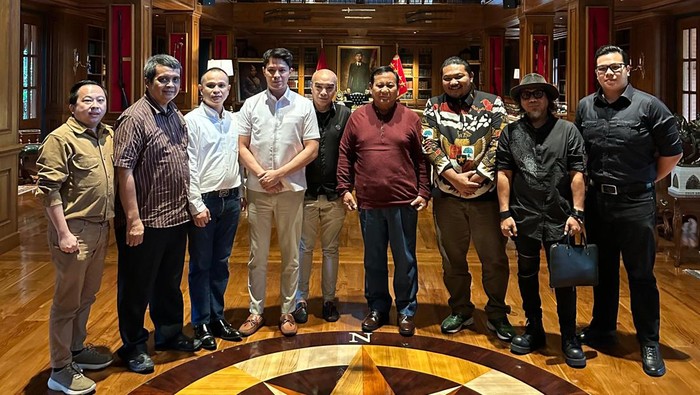 Tim produksi film 8 Warrior, Cinta dan Tanah Air saat berkunjung ke kediaman Prabowo.