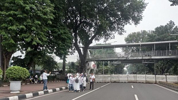 Ada Sidang Sengketa Pilpres di MK, Jalan Medan Merdeka Barat Ditutup (Taufiq-detikcom)