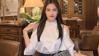 Mengenakan outfit cantik, pose Adzana Ashel saat di restoran ini juga tak kalah cantik. Ia mengunjungi restoran bernuansa coklat. Foto: Instagram Adzana Ashel