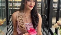 Begini potret Adzana Ashel saat berpose dengan kue ulang tahunnya. Outfitnya bahwa senada dengan warna kue ulang tahunnya. Foto: Instagram Adzana Ashel