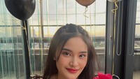 Penampilan kue ulang tahunnya juga tak kalah mencuri perhatian. Ada dua tingkat dengan warna merah muda. Juga ada hiasan bunga mawar. Foto: Instagram Adzana Ashel