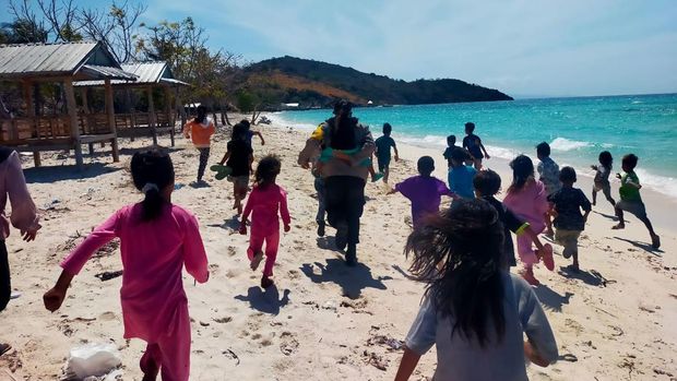 Aipda Nukrah memberantas buta huruf anak-anak di Sape, NTB