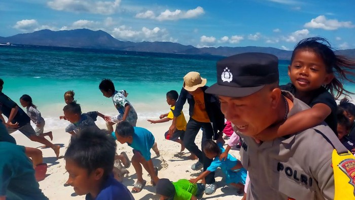 Aipda Nukrah memberantas buta huruf anak-anak di Sape, NTB