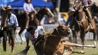 Di luar arena rodeo, warga juga menjual berbagai kerajinan tangan seperti ikat pinggang dan topi para gaucho.    