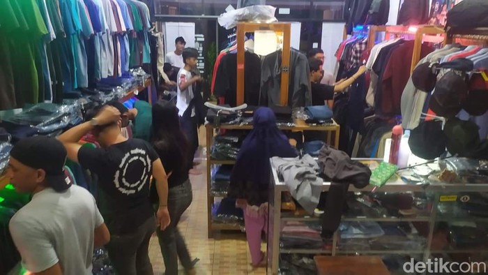 Aktivitas warga di Parepare berbelanja pakaian.