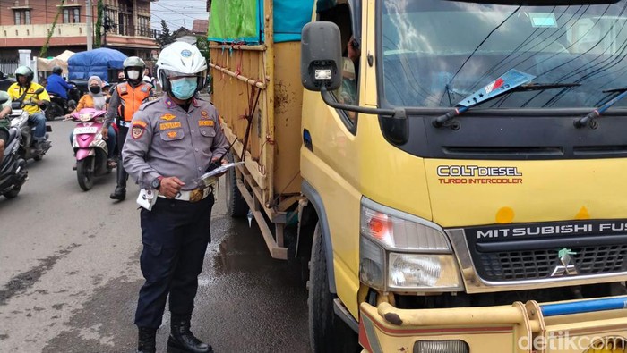 Anggota Dishub Kota Palembang melakukan pengawasan terhadap Truk ODOL di Jembatan Musi VI