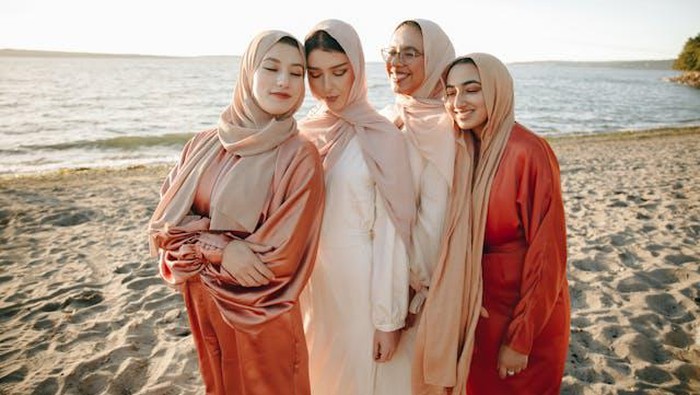 Baju lebaran cokelat.